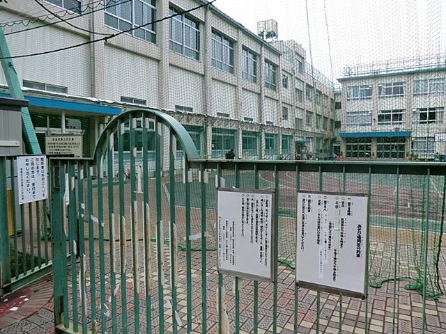 Primary school. 468m to Toshima Ward Ikebukuro the third elementary school
