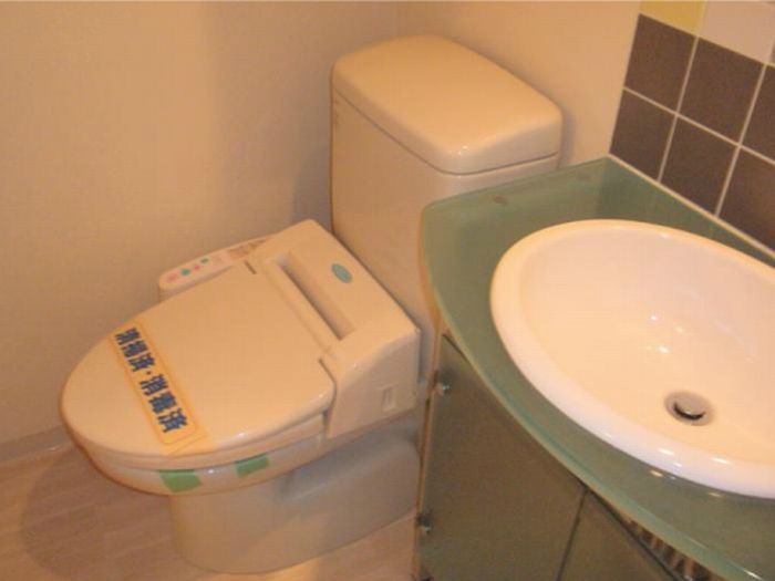 Toilet. Independent basin & toilet This hotel specification!