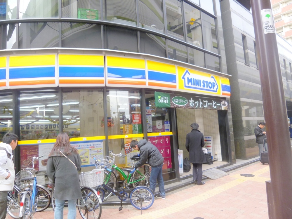 Convenience store. MINISTOP up (convenience store) 122m