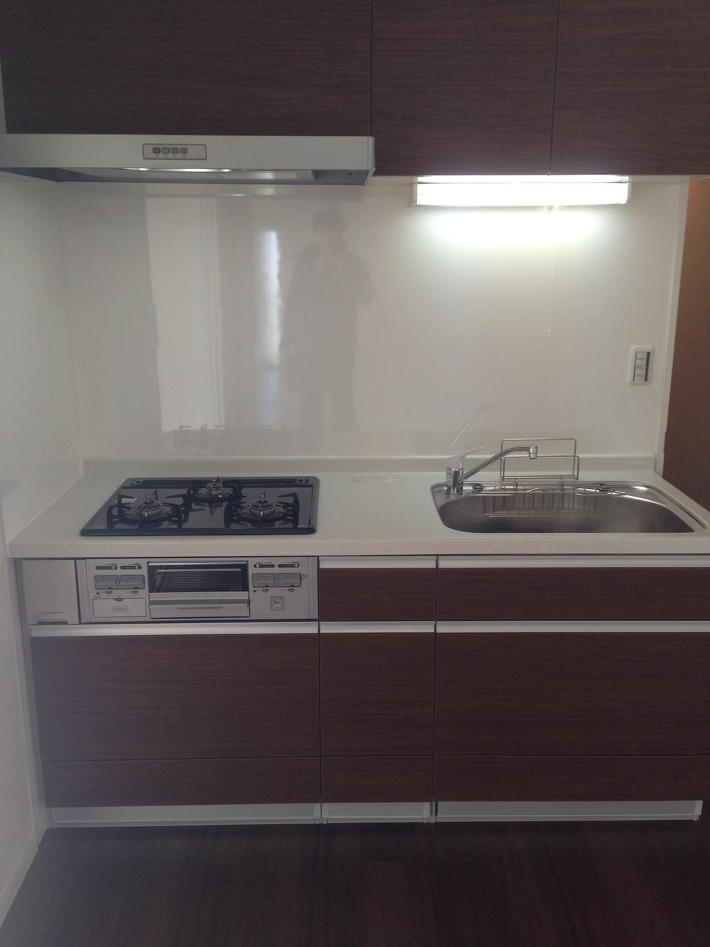 Kitchen. Indoor (11 May 2013) Shooting 3-neck is a stove