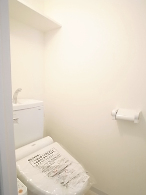 Entrance. It is heating toilet seat with warm water washing function. Hand wash basin ・ Convenient with the top shelf.