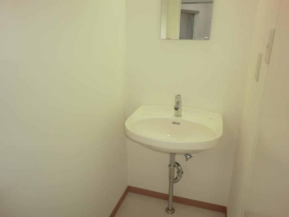 Wash basin, toilet. Indoor (12 May 2013) Shooting