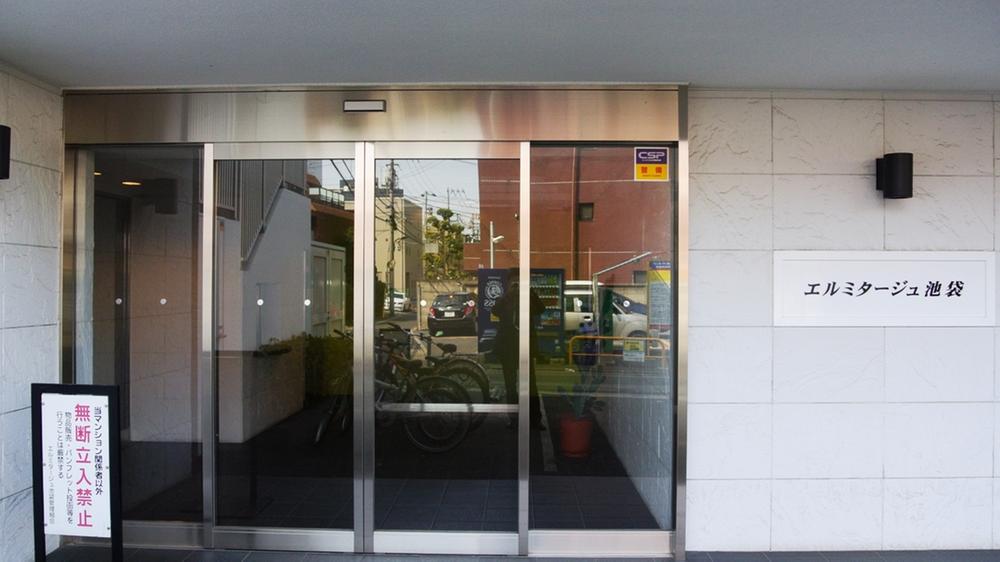 Entrance. Common areas