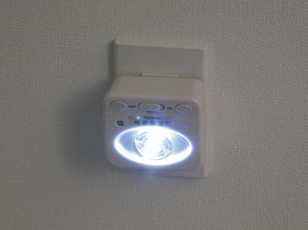 earthquake ・ Disaster-prevention measures.  [Earthquake security lighting] Upon sensing a big shake such as a power outage or when the earthquake, Light has adopted the "earthquake security lighting" to automatic lighting. It can also be used as emergency mobile lighting by removing from the wall outlet. further, Also has a siren functions buzzer sounds and put the switch. (Same specifications) ※ Earthquake safety lights, Can be installed in your favorite room, etc. (1 places).
