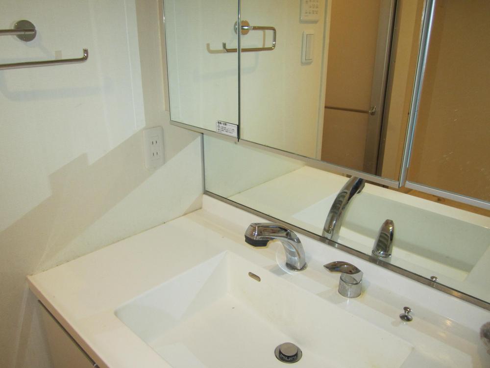 Wash basin, toilet. Indoor (12 May 2013) Shooting