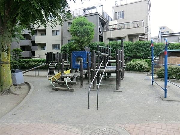 park. 350m park is dotted until the Nishi-sugamo park, Also play plenty of children