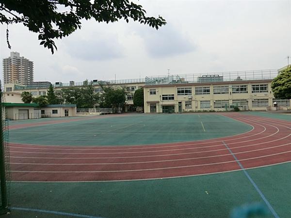 Primary school. Wide elementary school of 142m ground to Toshima Ward Nishi-sugamo Elementary School. Is it is safe for the distance is close. 