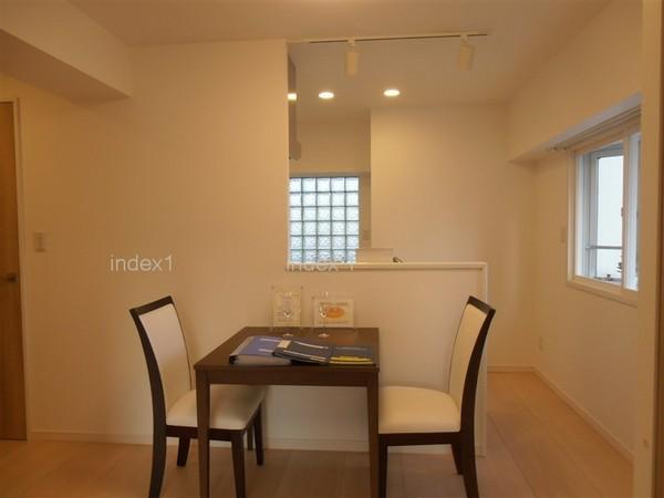 Living. We settle down in the natural tones of white and wood grain!