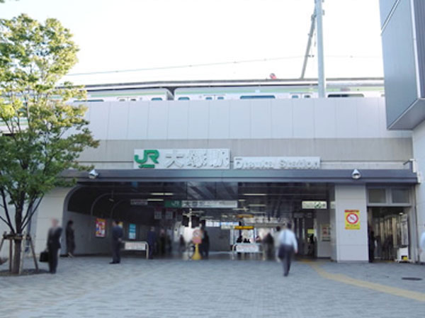 Surrounding environment. Shopping district of convenient shops are aligned spreads JR "Otsuka" around the station in life. Commercial complex of the station directly connected "Atorevi Otsuka" is open. Reborn in more and more convenient city. (Otsukaekimae)