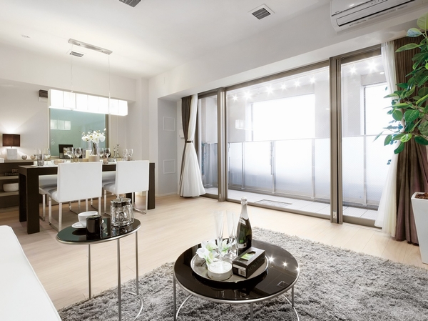 <Overlooking the dining from the living room> living spread is soft sunlight from the wide opening ・ Dining, It is bright and airy space with a two-sided lighting.