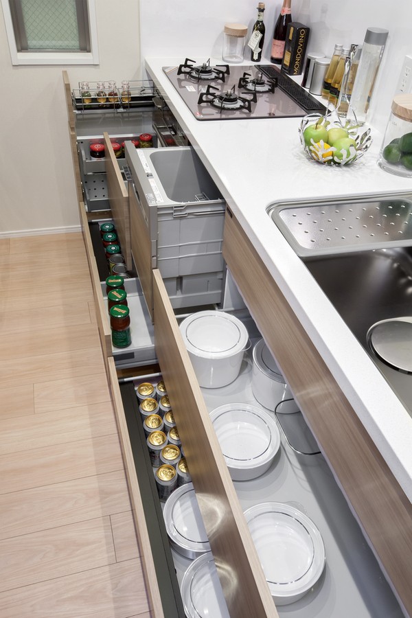<Kitchen storage> sliding storage that can hold large pots and pans from a small spices. The bottom of the slide drawer enamel finish. You can freely layout to match the one that housed dated partition of the magnet.