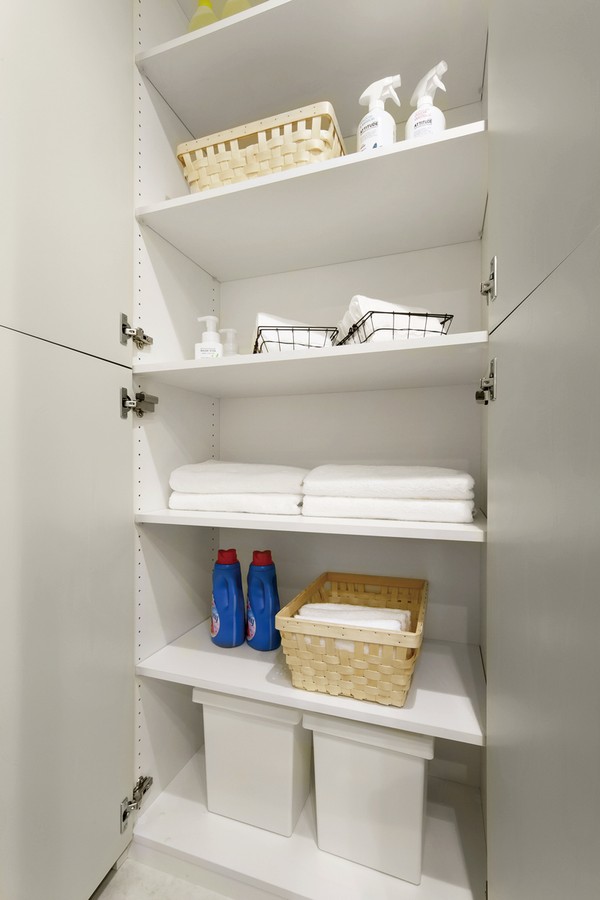 Large linen cabinet installation of up to the ceiling on the wall of the <linen cabinet> Powder Room. To match the one that housed, Freely change the position of the upper and lower shelves. Towel, etc., you can store plenty. For convenient storage of your laundry-related, such as detergents and hanger.