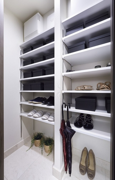It housed easy to see the shoes of <shoes closet> whole family, Adopted in addition to, such as a golf bag sporting goods also Maeru shoes closet of shoes. Even before busy outing, It is possible to choose to wear shoes you want quickly.
