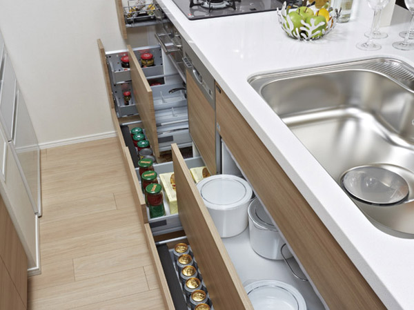 Kitchen.  [Sliding cabinet] That can feel as the master in, Rather than simply the pursuit of storage capacity, Is a functional kitchen storage that takes into account the ease of use and the kitchen work. The kitchen accommodated, Door has adopted a soft close function to close smoothly.