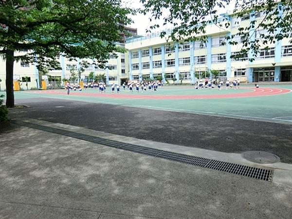 Primary school. Kominami until elementary school 400m