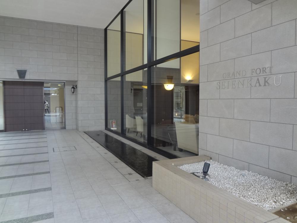 Entrance. Common areas