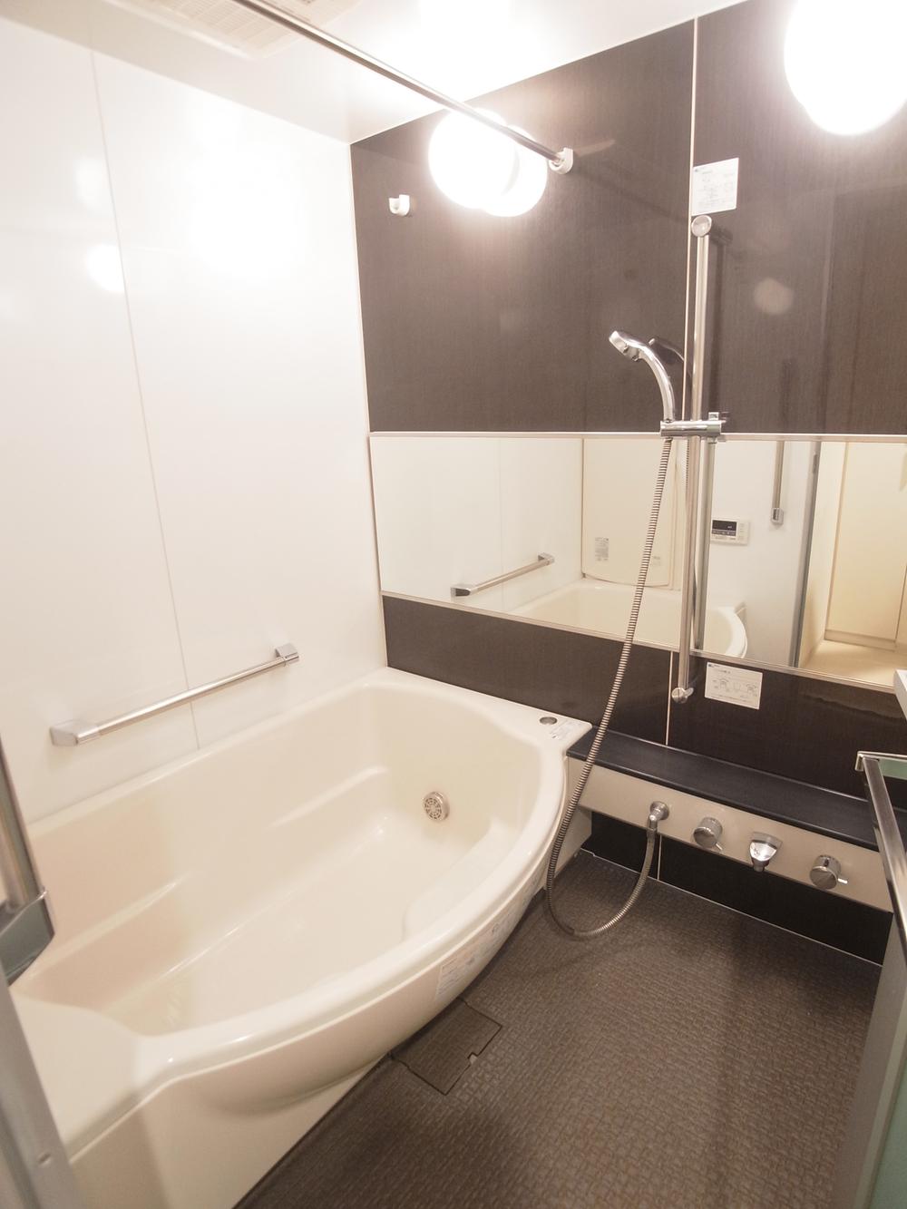 Bathroom. Indoor (10 May 2013) Shooting (Wide bathtub, Bathroom dryer)