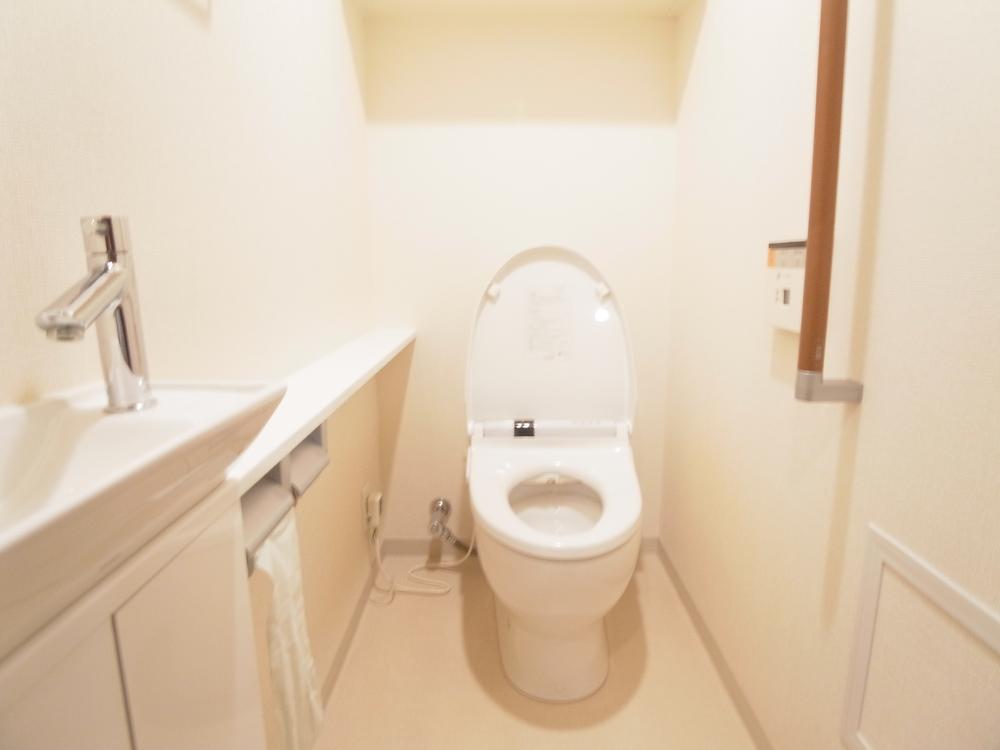 Toilet. Indoor (10 May 2013) Shooting