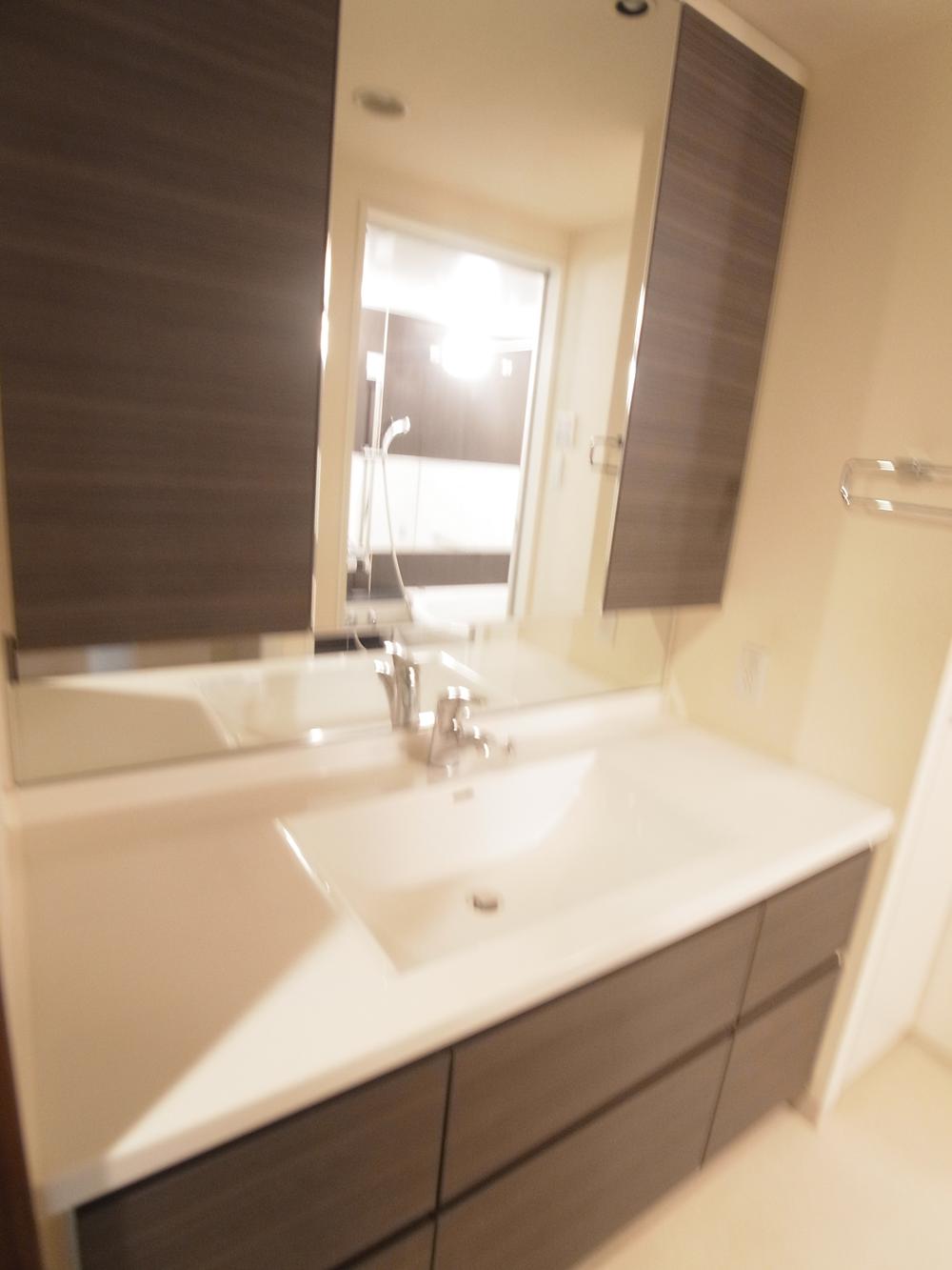 Wash basin, toilet. Indoor (10 May 2013) Shooting