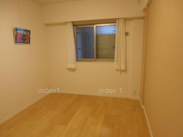 Non-living room. Entrance next to the Western-style rooms are air conditioning can be installed