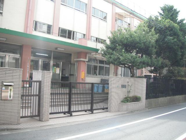 Primary school. 537m to Takamatsu Elementary School