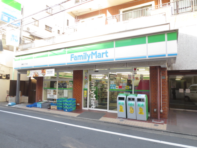 Convenience store. FamilyMart Sugamo Sanchome store up to (convenience store) 175m