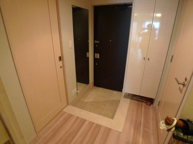 Bathroom. Spacious amount of storage in the front door and bathroom, There is a entrance towards the dressing room.