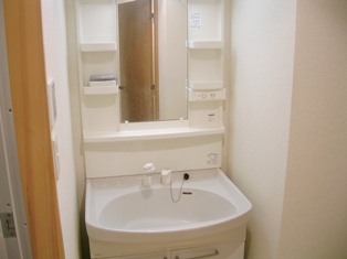 Washroom. Popular independent shampoo dresser!