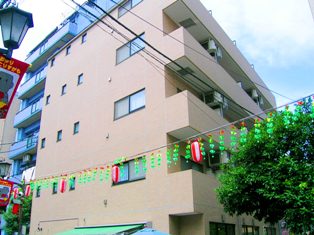 Building appearance. Mansion built along the Sugamo Jizo Street!