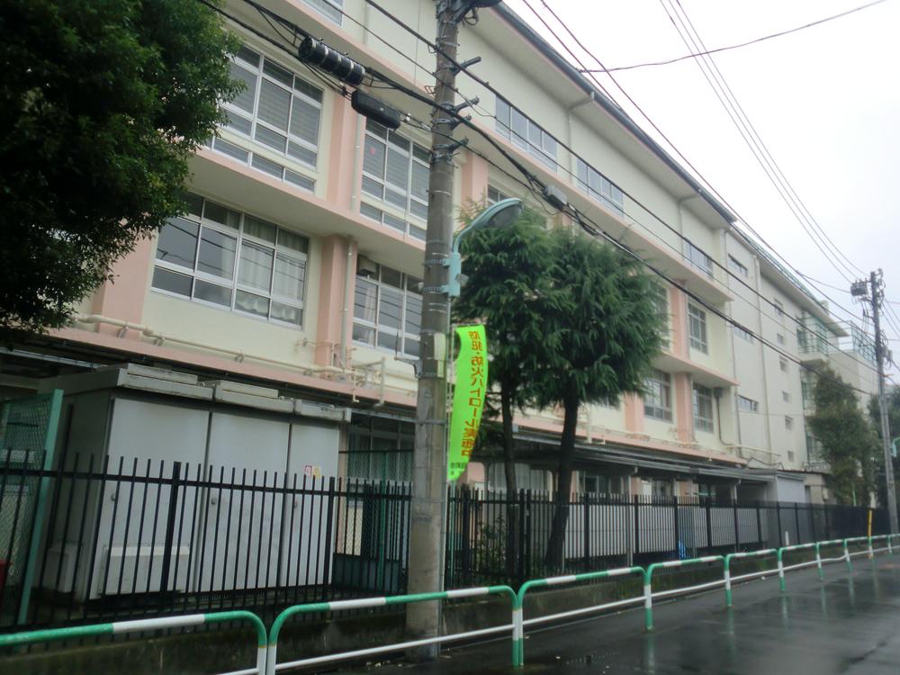 Junior high school. 359m to Toshima Ward Senkawa Junior High School