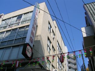 Building appearance. Sugamo is the apartment of Jizo shopping street along! 