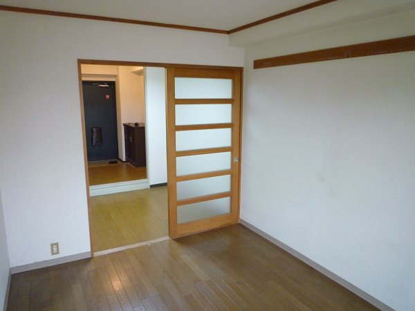 Living and room. Entrance ・ There is a partition in the living room.