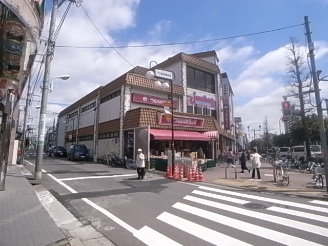 Supermarket. Tsurukame land Senkawa store up to (super) 250m