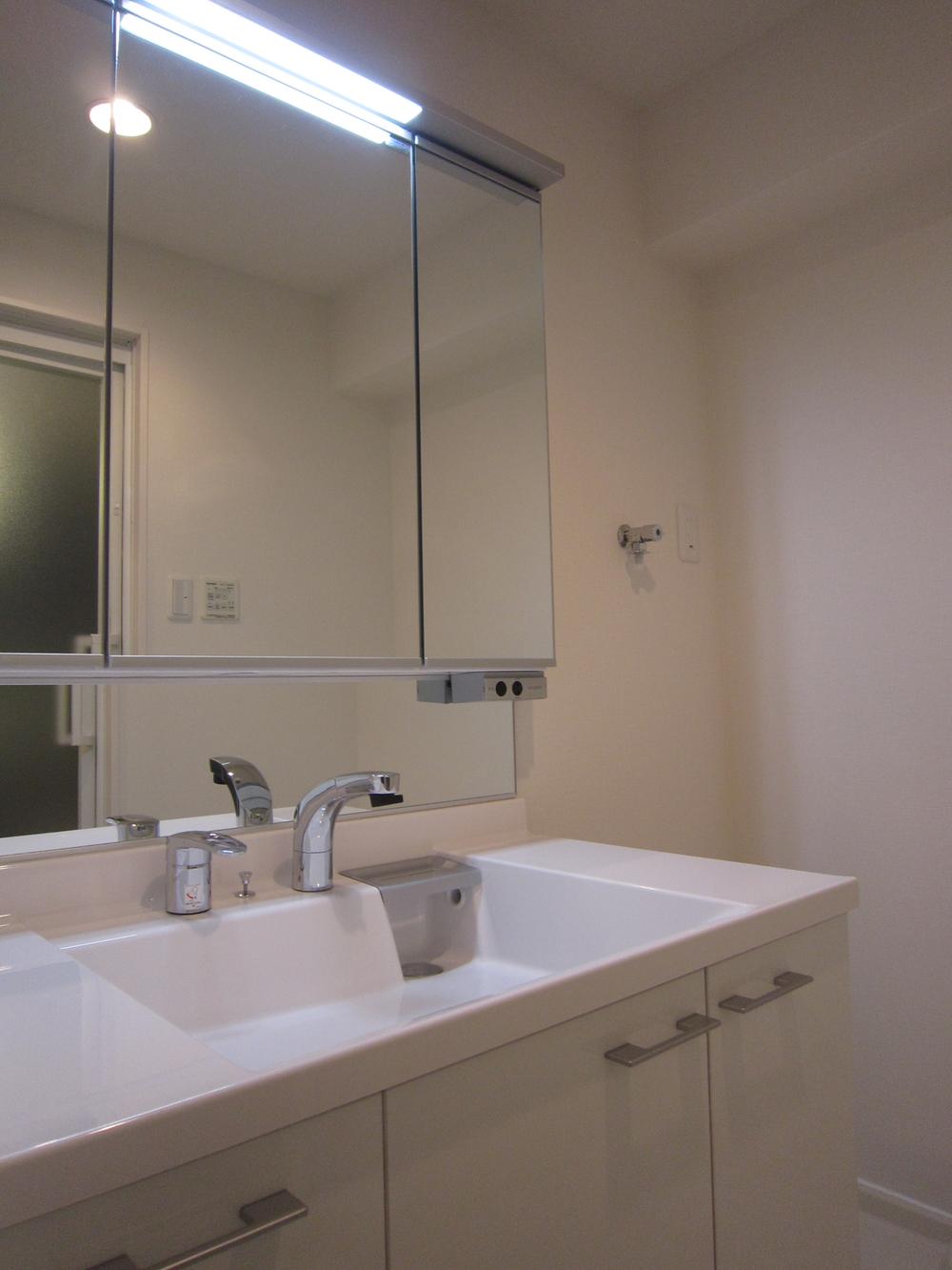 Wash basin, toilet. Indoor (2013 November) shooting