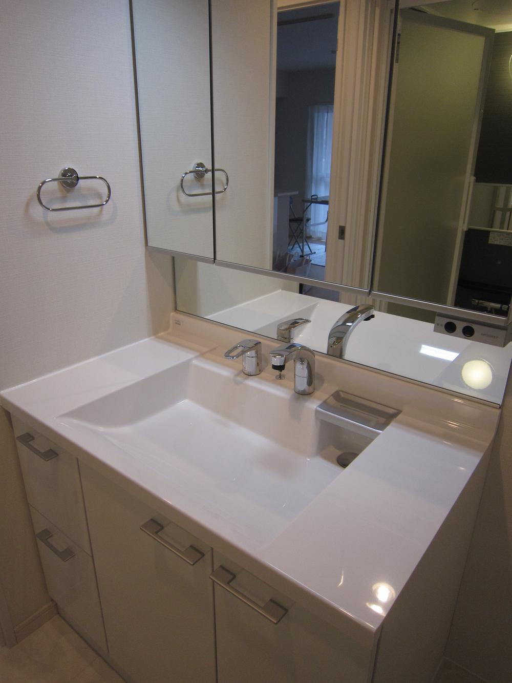 Wash basin, toilet. Indoor (2013 November) shooting