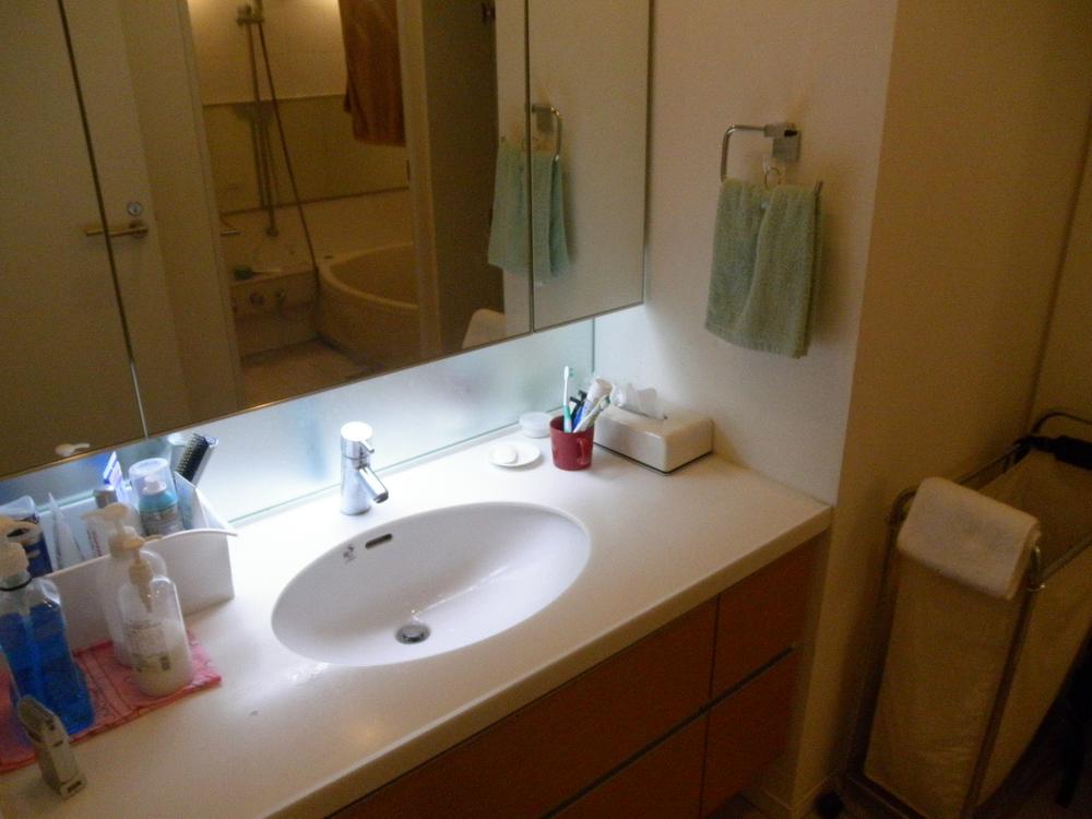 Wash basin, toilet. Indoor (12 May 2013) Shooting