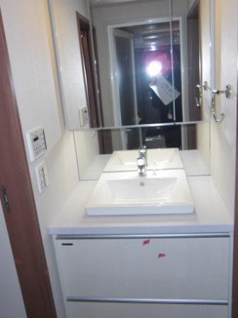 Washroom.  [Wash dressing room]  ・ Independent wash basin ・ With storage mirror