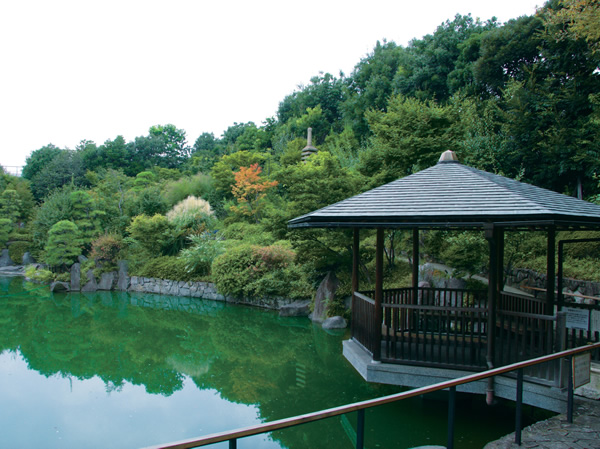Surrounding environment. Mejiro garden (walk 21 minutes, About 1620m)