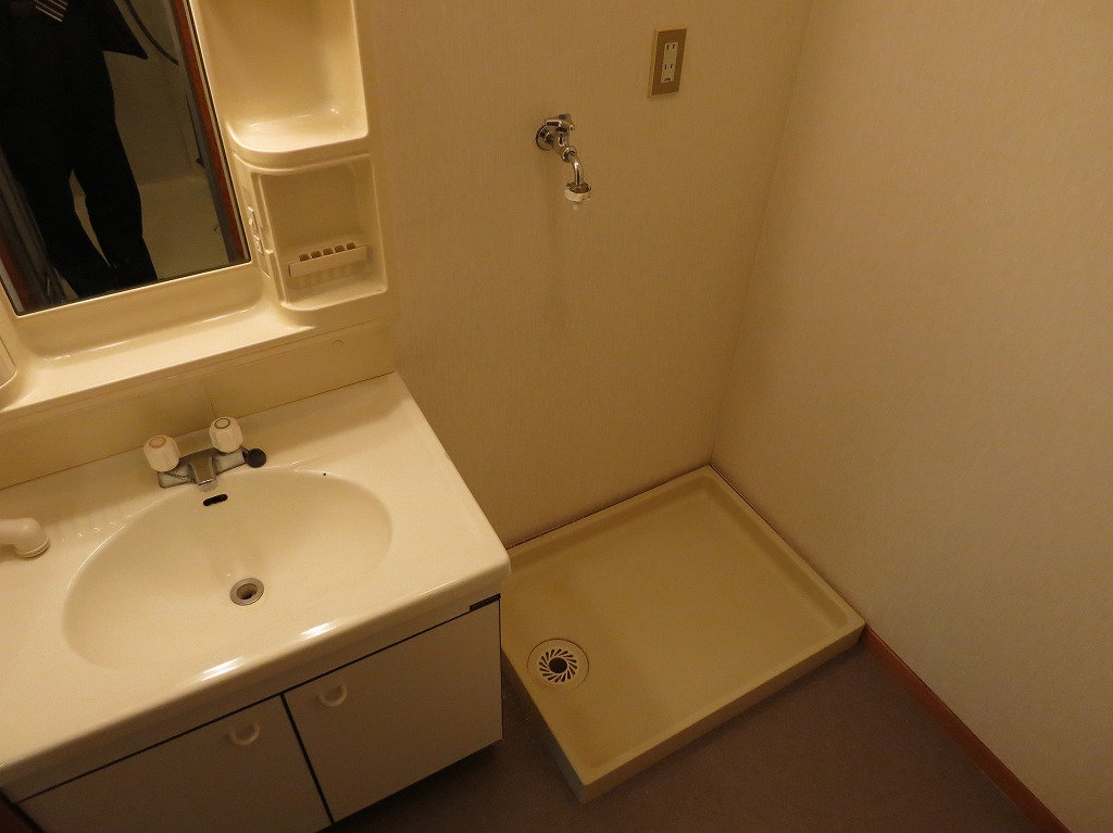 Washroom. Washing machine in the room ・ Independent wash basin