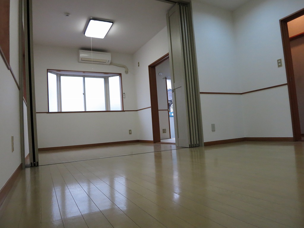 Living and room. Two-sided lighting ・ Flooring paste ・ You can also use as 1LDK