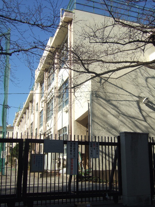 Junior high school. Senkawa 698m until junior high school (junior high school)