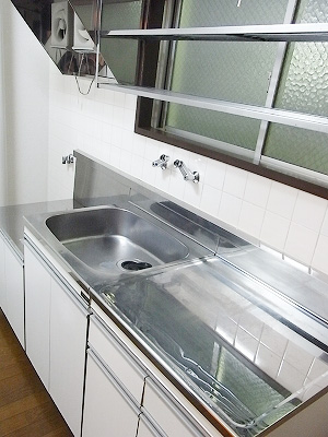 Kitchen. Two-burner gas stove can be installed