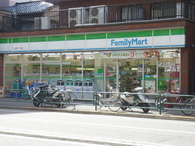 Convenience store. 500m to Family Mart (convenience store)