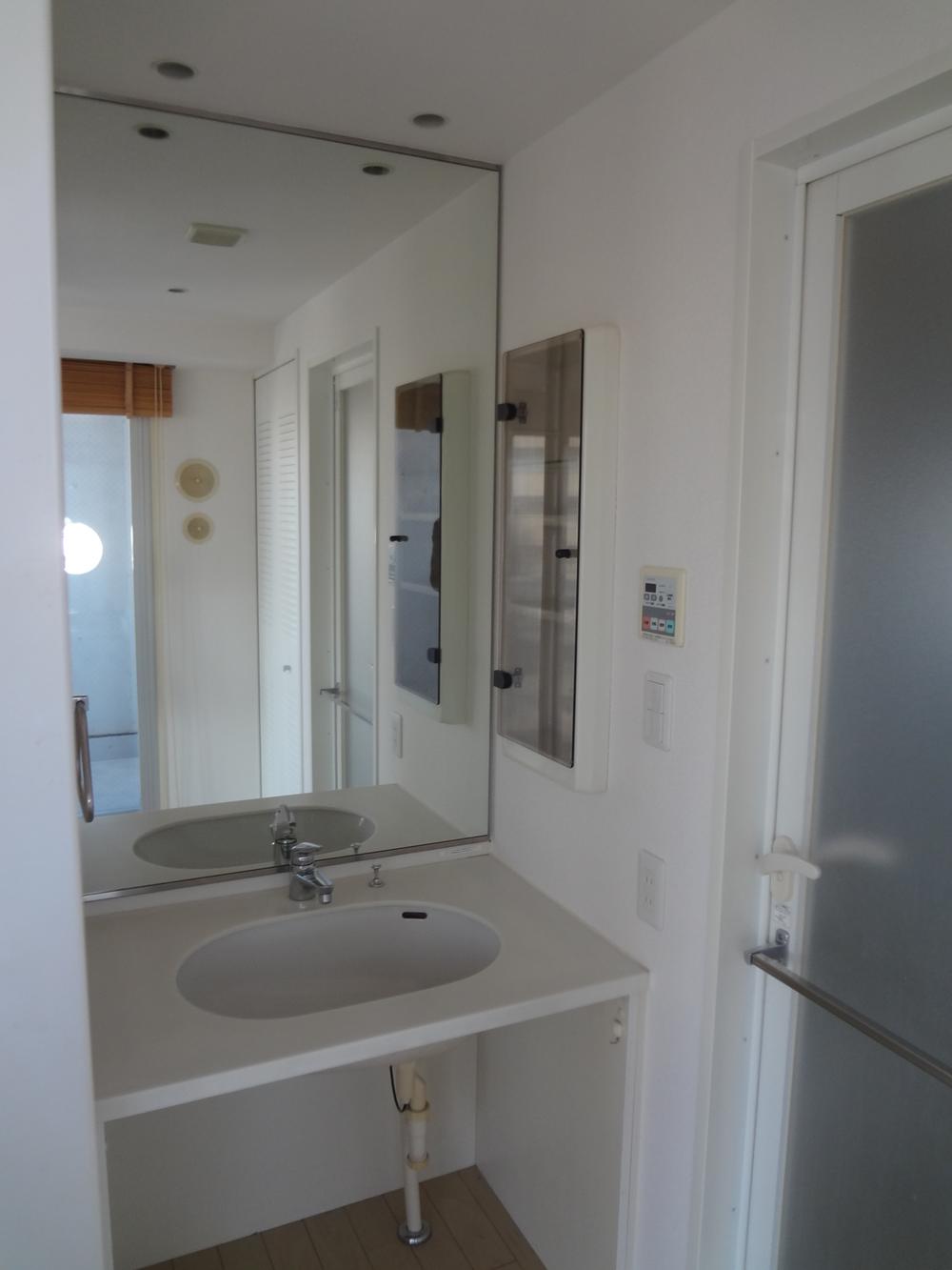 Wash basin, toilet. Indoor (12 May 2013) Shooting