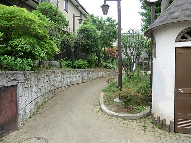 park. Mejiro Yonchome 450m to children amusement