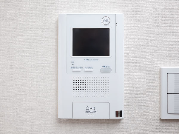 Security.  [Color TV monitor with intercom] The entrance of visitors, Double-check the video and audio from within the dwelling unit. Since the hands-free type, Correspondence is smooth, such as the middle of housework.