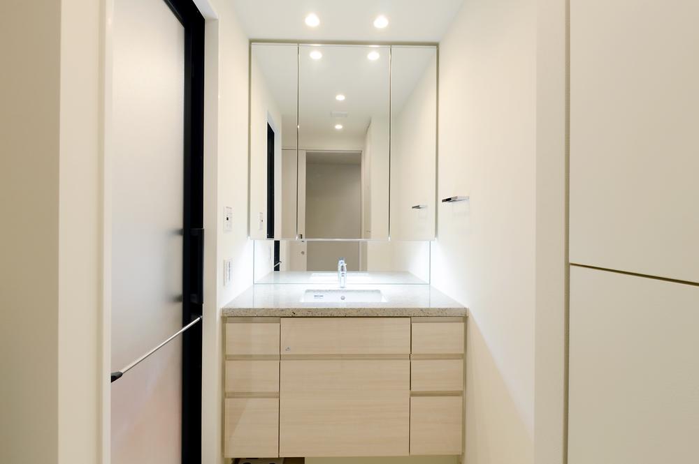 Wash basin, toilet. Room (August 2013) Shooting