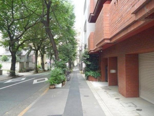 Entrance. It is a quiet residential area of ​​green spreads