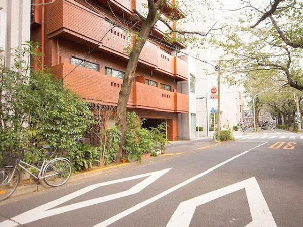 Streets around. A convenience store near the 10m to the periphery of the city skyline, There is also a super