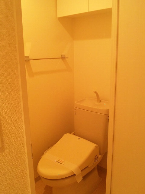 Toilet.  [toilet]  ・ There is also housed in the upper part Yo